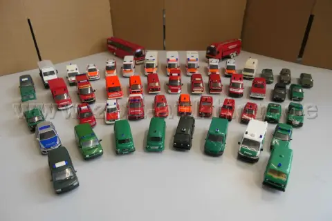 1 lotto di 51 modelli diversi di veicoli di soccorso, 1:87