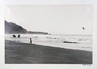 Elliott Erwitt. Fiú papír sárkánnyal a Stinson Beachen. 1975