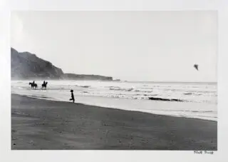 Elliott Erwitt. Fiú papír sárkánnyal a Stinson Beachen. 1975