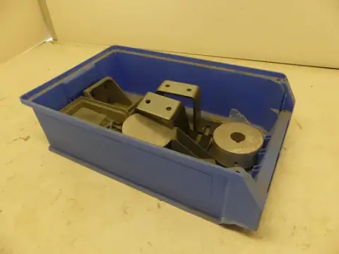 Konvolut metaldele (vinkler, holdere, runde skiver, smådele)