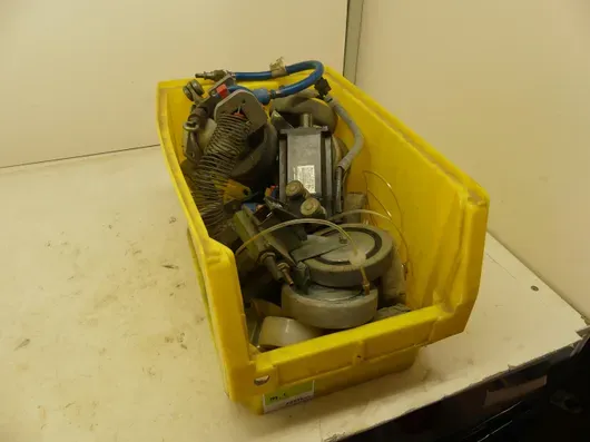 Konvolut af maskindele (servomotor, løberuller, pneumatikslanger, holdere)