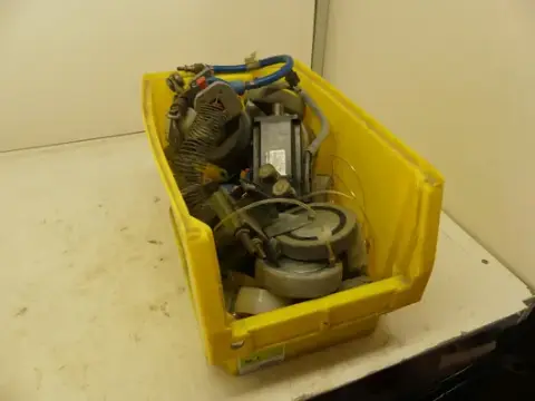Konvolut af maskindele (servomotor, løberuller, pneumatikslanger, holdere)