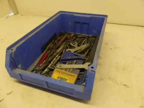 Lot alata, između ostalog svrdla (spiralna svrdla, setovi svrdla, ključevi s čeonim rupama)