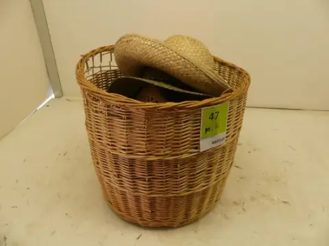 Košara sa sadržajem (slamnati šeširi)