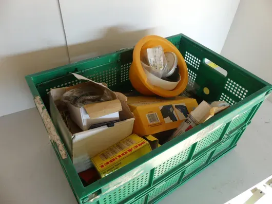 Konvolut af gør-det-selv-artikler, bl.a. rawlplugs (MEA-rawlplugs, bor, tang, smådele)
