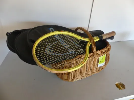 Skupina sportskih predmeta, između ostalog teniski reket