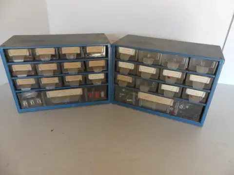2 stk. smådele-magasin, med indhold