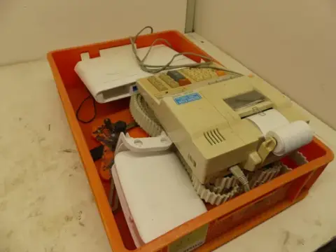 Konvolut kontorteknik, bl.a. trykkende regnemaskiner