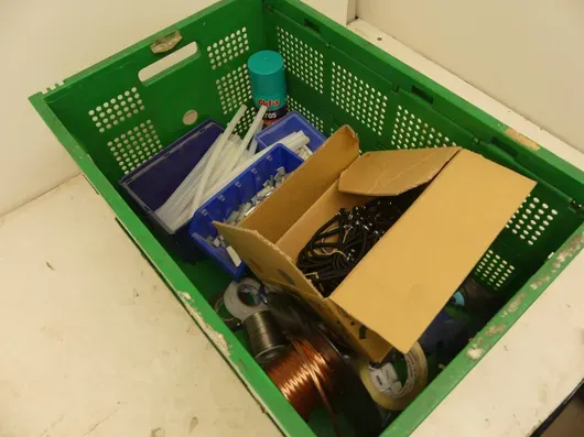 Konvolut af elektrisk materiale og kabler