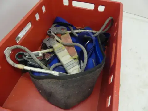 Post faldseler med forbindelsesmidler og falddaempere