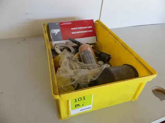 Konvolut trykluftværktøj og malerpistoler (farvekopper, trykreduktion, vinyl engangshandsker, smådele)