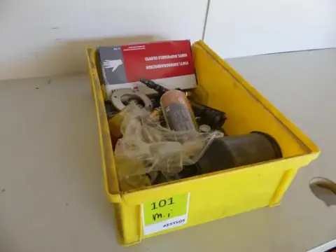 Konvolut trykluftværktøj og malerpistoler (farvekopper, trykreduktion, vinyl engangshandsker, smådele)