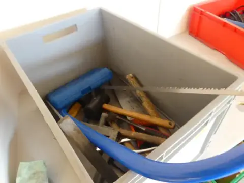 Konvolut værktøj og hamre (save, vinkler, tænger, skraldenøglesæt)