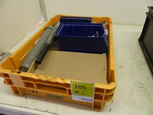 Konvolut værktøj bl.a. fedtpresser (stifter/bolte, plastkapper, metalplader, smådele)