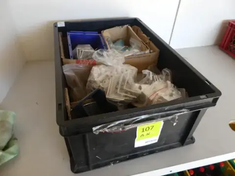 Konvolut befæstelsesmateriale bl.a. metalvinkler (holdere, små plastdele)