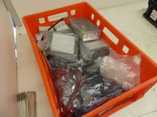 Konvolut af elektrisk materiale, bl.a. switch-mode-strømforsyninger (LED-moduler, kabler, små plastdele)