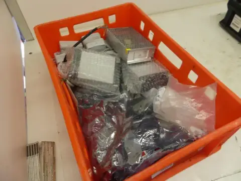 Konvolut af elektrisk materiale, bl.a. switch-mode-strømforsyninger (LED-moduler, kabler, små plastdele)