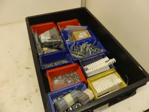 Konvolut af fastgørelsesmateriale, bl.a. skruer (møtrikker, spændeskiver, rawlplugs, kronemuffer)