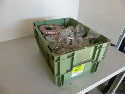 Konvolut befæstelsesmateriale og metalholdere m.m.