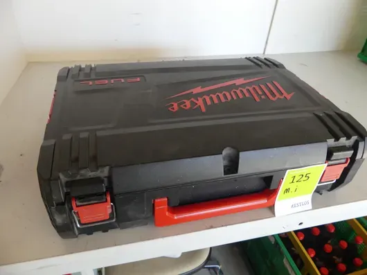 Milwaukee - Verktøykoffert med batterivinkelsliper og tilbehør