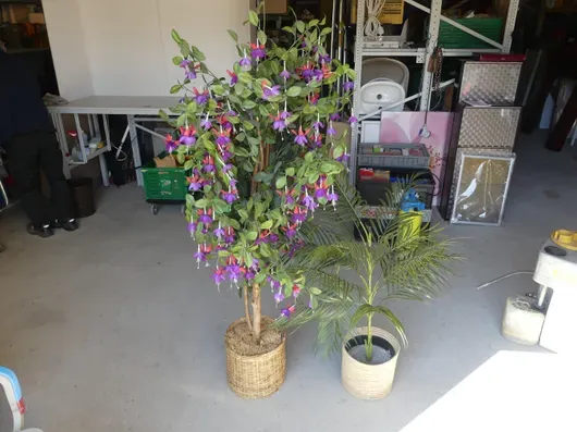 2 kunstplanter med potte