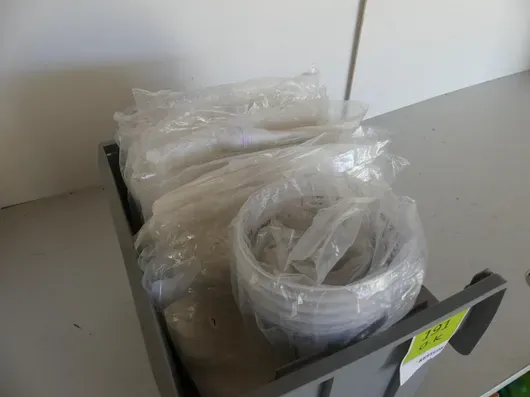 Konvolutt med malerdress og målebeger