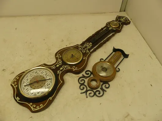 Konvolut vægdekoration bl.a. vægur i guitarform (termometer, vejrinstrumenter med smedejernsudsmykning)