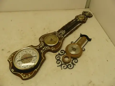 Konvolut vægdekoration bl.a. vægur i guitarform (termometer, vejrinstrumenter med smedejernsudsmykning)