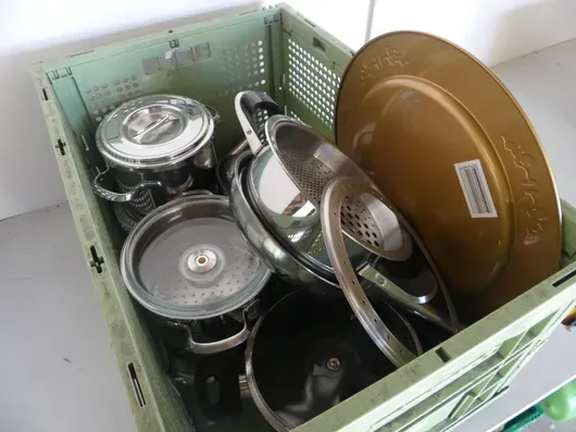 Konvolut køkkengrej og andre gryder af rustfrit stål (låg, siforretning, serveringsfad)