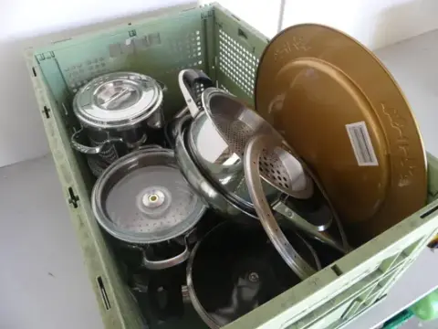 Konvolut køkkengrej og andre gryder af rustfrit stål (låg, siforretning, serveringsfad)