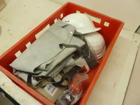 Konvolutt arbeidsvern bl.a. lærforklær (vernehjelmer, Würth arbeidsvernartikler)