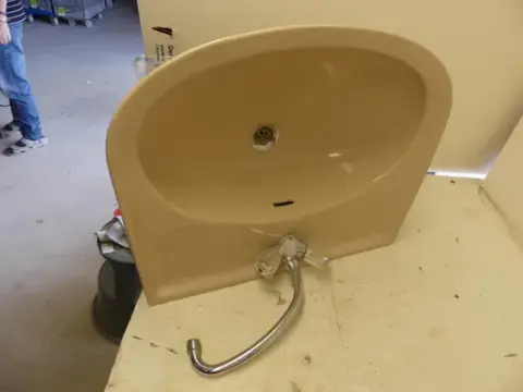 Keramisk vask, beige, med armatur og vannlås