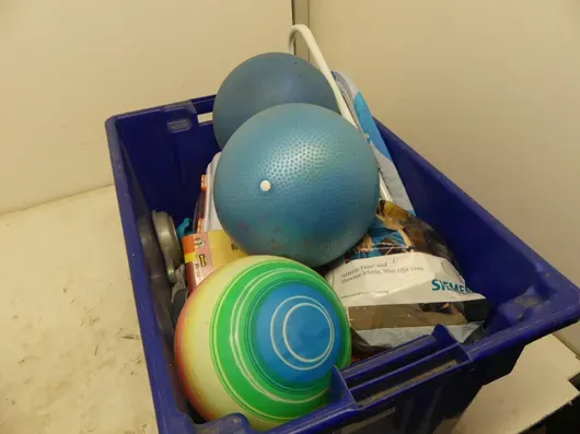 Konvolut diverse bl.a. bolde (Siemens tilbehør, legetøjskuffert)