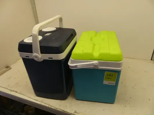 Konvolutt med kjølebokser, bl.a. ENVA elektrisk kjøleboks (passiv kjøleboks)