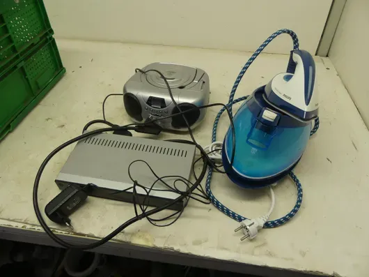 Skup električnih uređaja, između ostalog parna stanica Philips PerfectCare Compact (CD radio, prijamnik s napajanjem)