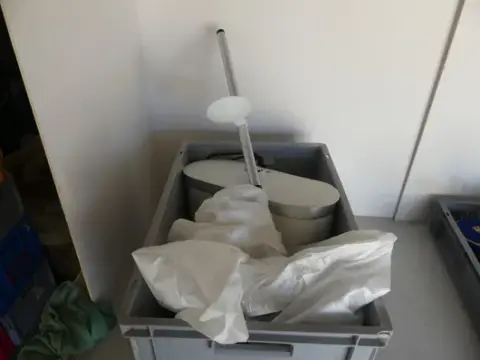 Parti strykeutstyr m.m. strykejern (Cleanmaxx strykeapparat med stativ, kabel, smådeler)