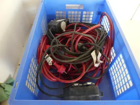 Konvolutt elektromateriell bl.a. skjøteledninger (stikkontaktfordeler)