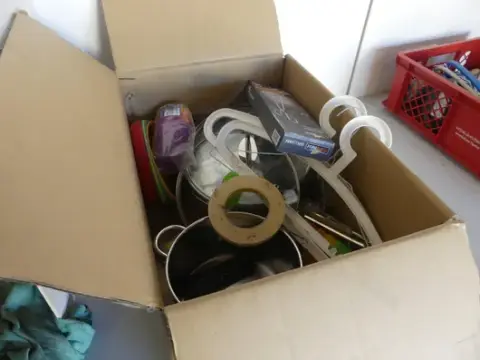 Konvolut husholdningstilbehør bl.a. gryder (glaslåg, plasttallerkener, bøjler, køkkenredskaber)