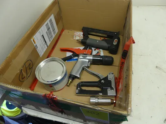 Konvolutt trykkluftverktøy og Würth trykkluft-stiftepistol (trykkluftboremaskin, håndstiftepistol, sparkelmasse)