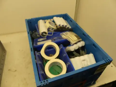 Konvolut af malerartikler bl.a. farveruller (malertape, rulleholdere, plastclips)