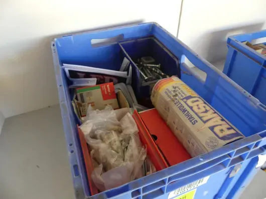 Konvolutt med festemateriale bl.a. sekskantede treskruer (vinkelbeslag, smådeler)