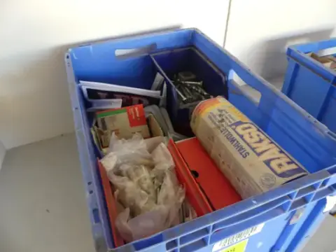 Konvolut af befæstelsesmateriale bl.a. sekskantede træskruer (vinkelbeslag, smådele)