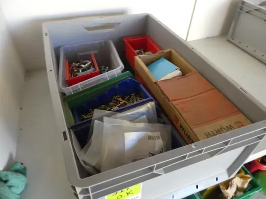 Konvolut af befæstelsesmateriale bl.a. Würth (skruer, ringskruer, søm, smådele)