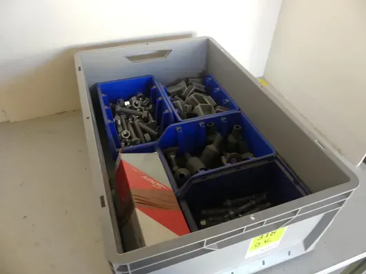 Skupina materijala za pričvršćivanje, između ostalog vijci (sitni dijelovi)