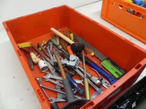 Skup alata, između ostalog viljuškasti ključevi (odvijači, čekić, gumeni čekić, kliješta, turpije, kružna pila)