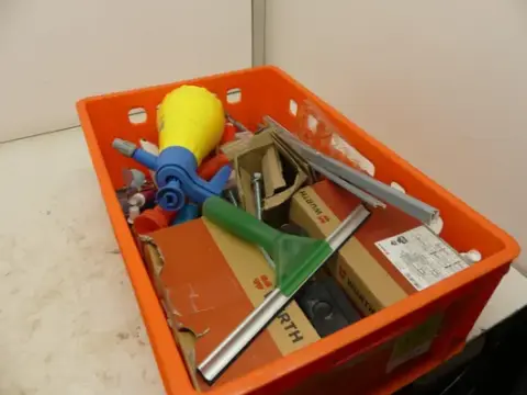 Skup radioničkog materijala, između ostalog Würth (strugač za staklo, profili, vijci, sitni dijelovi)