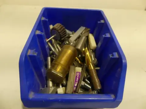 Paket strojnih alata, između ostalog glodala (svrdla, ureznice, brusne glave, tokarska dlijeta)