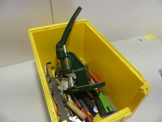 Paket alata, između ostalog ručna polužna preša (kliješta, turpije, ključevi, sitni dijelovi)