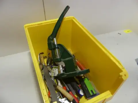 Paket alata, između ostalog ručna polužna preša (kliješta, turpije, ključevi, sitni dijelovi)