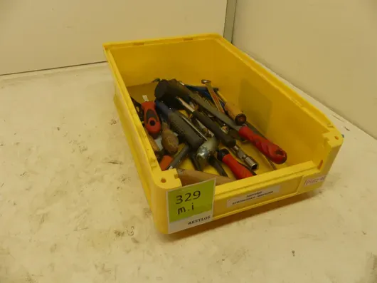 Skup alata, između ostalog odvijači (gumeni čekić, lopatica, turpije, kliješta, dlijeta, ključevi)